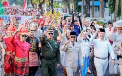 Kenakan Kostum Bung Karno, Gubernur Sulsel Pimpin Jalan Sehat dan Kirab Kemerdekaan