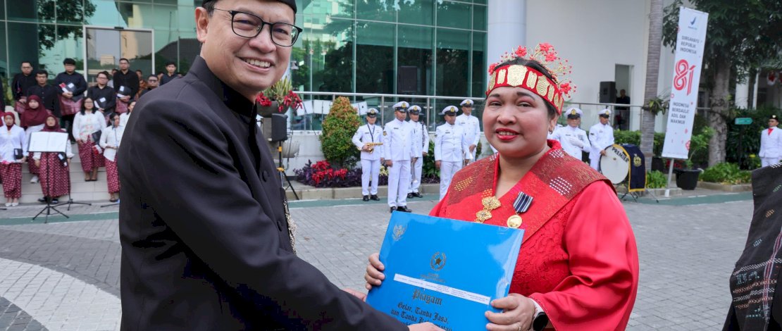 Taruna Ikrar Pimpin Upacara HUT RI, Pegawai BPOM Kenakan Pakaian Adat Nusantara
