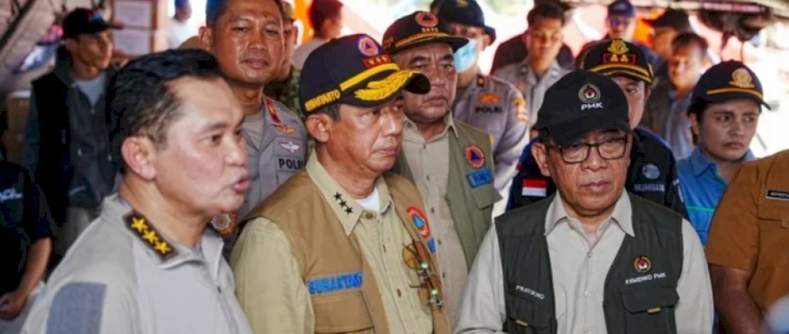 Menteri Koordinator Bidang Pembangunan Manusia dan Kebudayaan (Menko PMK), Pratikno, meninjau lokasi pengungsian di Kecamatan Reo, Kabupaten Manggarai.