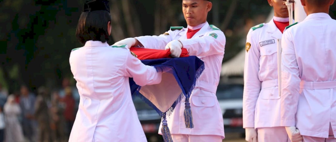 Suasana penuh penghormatan dan kebanggaan terasa di Lapangan Pendidikan Malili saat Sang Saka Merah Putih diturunkan dalam upacara peringatan Hari Ulang Tahun (HUT) ke-81 Kemerdekaan Republik Indonesia, Senin sore, 17 Agustus 2026.