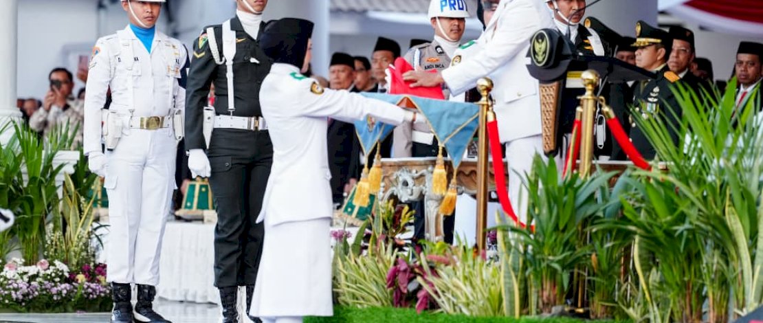 Berlangsung Khidmat, Gubernur Sulsel Pimpin Upacara Penurunan Bendera HUT ke-81 RI