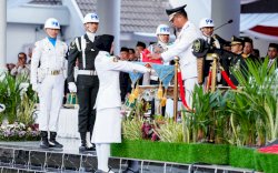 Berlangsung Khidmat, Gubernur Sulsel Pimpin Upacara Penurunan Bendera HUT ke-81 RI