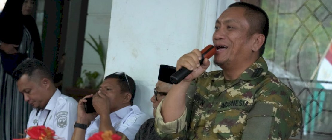 Sejumlah warga menyampaikan curhatnya kepada Bupati Luwu Timur, Irwan Bachri Syam, saat melakukan blusukan di Desa Sorowako, Kecamatan Nuha, Rabu, 19 Agustus 2026.