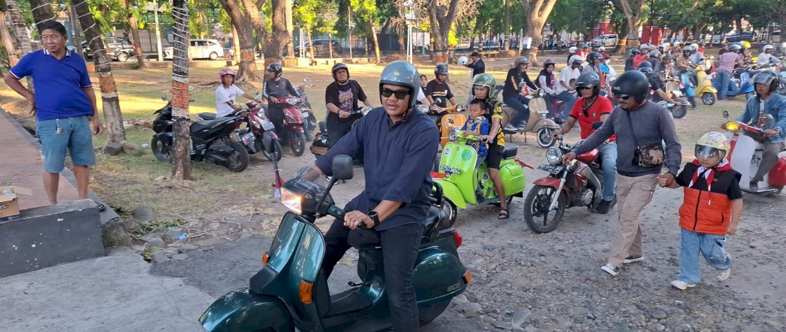 Bupati Bantaeng, M. Fathul Fauzy Nurdin, bersama komunitas pecinta Vespa dari sejumlah daerah menikmati suasana kemerdekaan dengan melakukan motoran santai mengelilingi Kota Bantaeng, Rabu, 19 Agustus 2026.