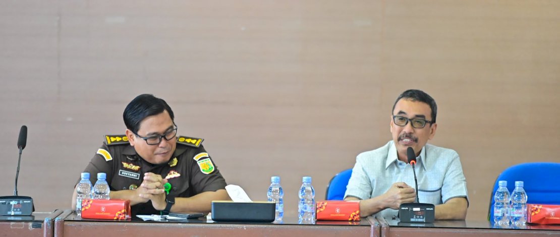 Pelaksana Tugas (Plt) Direktur Utama Perumda Air Minum Kota Makassar, Andi Syahrum bersama Kepala Seksi Penegakan Hukum Kejati Sulsel, Soetarmi.di Aula Tirta Dharma Perumda Air Minum Kota Makassar, Jalan Ratulangi, Kamis (20/8/2026),

