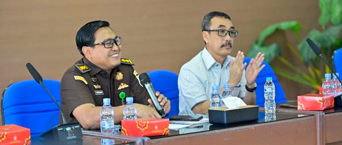 Pelaksana Tugas (Plt) Direktur Utama Perumda Air Minum Kota Makassar, Andi Syahrum bersama Kepala Seksi Penegakan Hukum Kejati Sulsel, Soetarmi.di Aula Tirta Dharma Perumda Air Minum Kota Makassar, Jalan Ratulangi, Kamis (20/8/2026),

