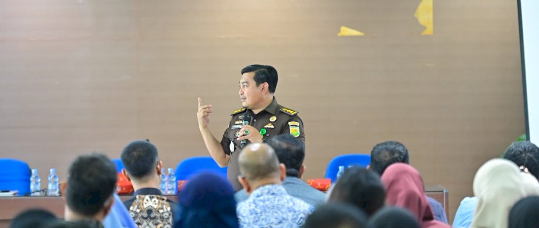 Pelaksana Tugas (Plt) Direktur Utama Perumda Air Minum Kota Makassar, Andi Syahrum bersama Kepala Seksi Penegakan Hukum Kejati Sulsel, Soetarmi.di Aula Tirta Dharma Perumda Air Minum Kota Makassar, Jalan Ratulangi, Kamis (20/8/2026),

