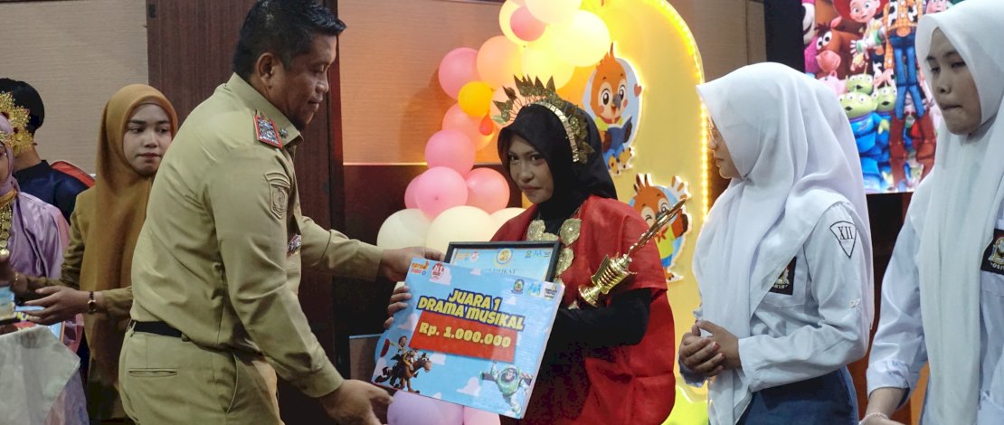Pemerintah Kabupaten Jeneponto menyerahkan santunan kepada janda veteran sebagai bentuk penghargaan dan kepedulian pemerintah daerah kepada keluarga para pejuang Kemerdekaan dalam rangka memperingati Hari Ulang Tahun (HUT) ke-81 Kemerdekaan Republik Indonesia.
