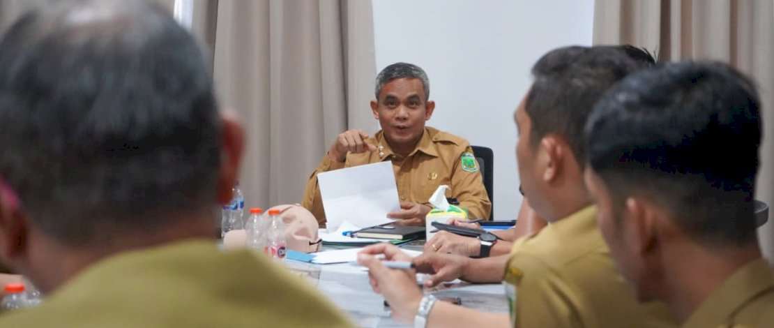 Wakil Bupati Pinrang, Sudirman Bungi, S.IP, saat memimpin rapat koordinasi di Ruang Rapat Wakil Bupati Pinrang, Senin (24/8/2026).