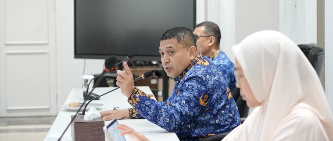 Wali Kota Makassar Munafri Arifuddin saat memimpin Rapat Koordinasi bersama seluruh camat untuk mengevaluasi penanganan sampah di Kantor Balai Kota Makassar, Senin (24/8/2026).