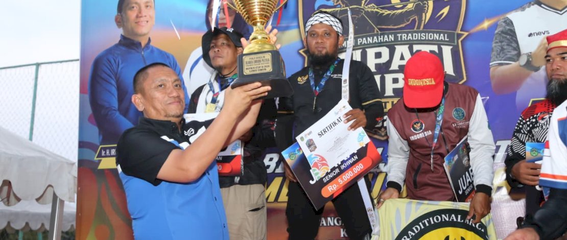 Bupati Luwu Timur, Irwan Bachri Syam, secara resmi menutup Turnamen Panahan Tradisional Bupati Cup II Luwu Timur yang mengusung tema Satu Bidikan, Satu Tekad, Menuju Juara, di Lapangan Puncak Indah, Kecamatan Malili, Minggu malam, 30 Agustus 2026.
