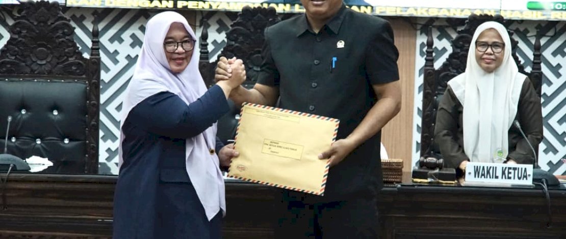 Wakil Bupati Luwu Timur Puspawati Husler menyerahkan Ranperda APBD Perubahan kepada Ketua DPRD Luwu Timur, Ober Datte, Senin, 31 Agustus 2026.