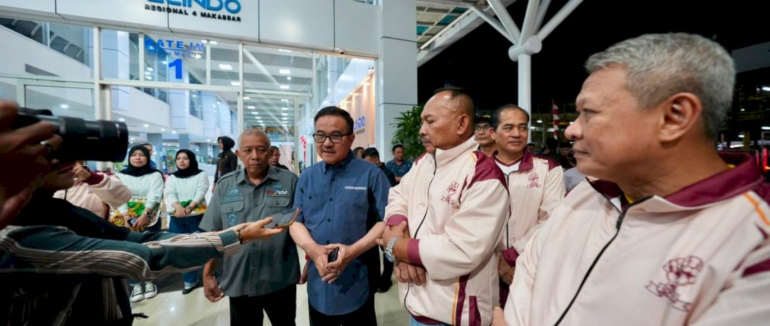 Sekretaris Daerah Provinsi Sulsel, Jufri Rahman, bersama Kepala Kejaksaan Tinggi Sulsel Muhammad Syarifuddin dan Wakil Kepala Kejaksaan Tinggi Sulsel Prihatin menyambut kepulangan kontingen Pengda Karate-Do Gojukai Indonesia Sulsel, di Pelabuhan Soekarno-Hatta Makassar, Selasa malam, 1 September 2026.