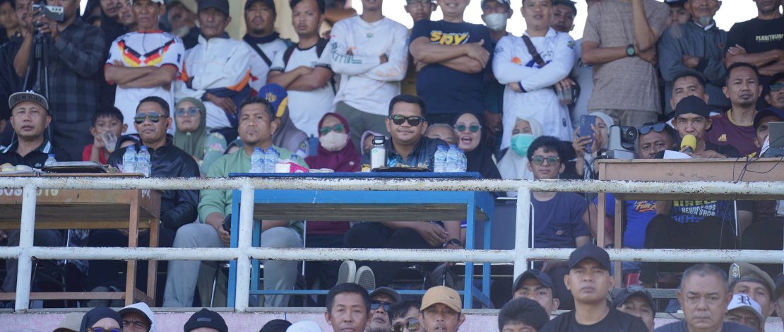 Bupati Bantaeng, Muh Fathul Fauzy Nurdin, memberikan dukungan langsung kepada pemain sepak bola Bantaeng saat menghadapi Jeneponto pada pertandingan Piala Gubernur Sulsel 2026 Zona Selatan, di Stadion Mini Turatea, Minggu, 6 September 2026.
