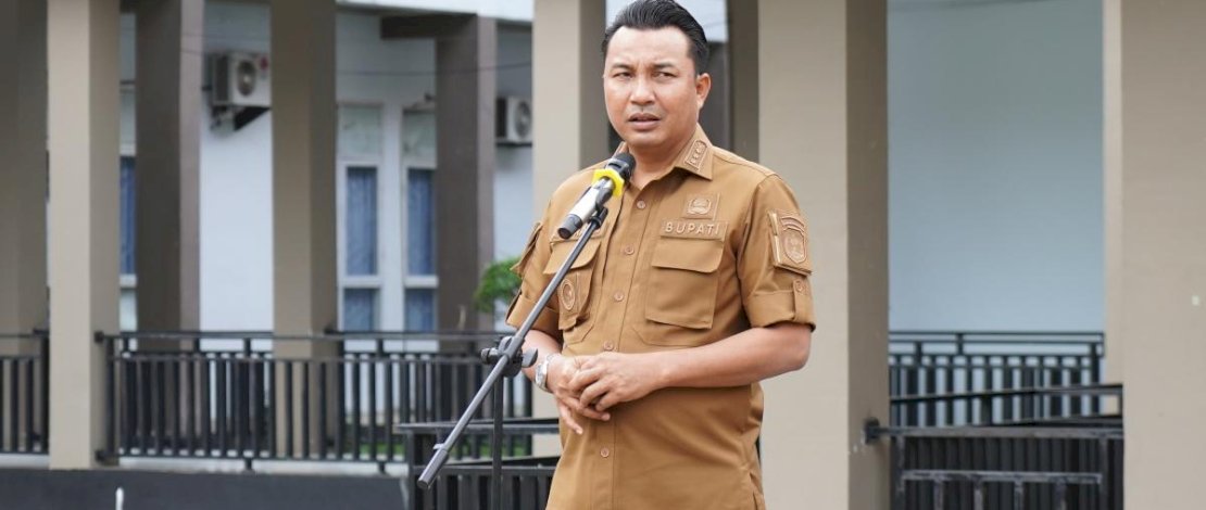 Andi Abdullah Rahim saat memimpin Apel Pagi ASN di Lapangan Upacara Kantor Bupati Luwu Utara, Senin (7/9/2026).