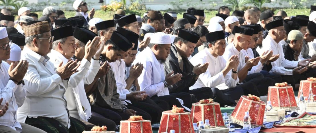 Kemarau Panjang, Gubernur Sulsel dan Ribuan Warga Gelar Salat Istisqa Mohon Hujan