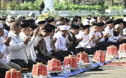 Kemarau Panjang, Gubernur Sulsel dan Ribuan Warga Gelar Salat Istisqa Mohon Hujan