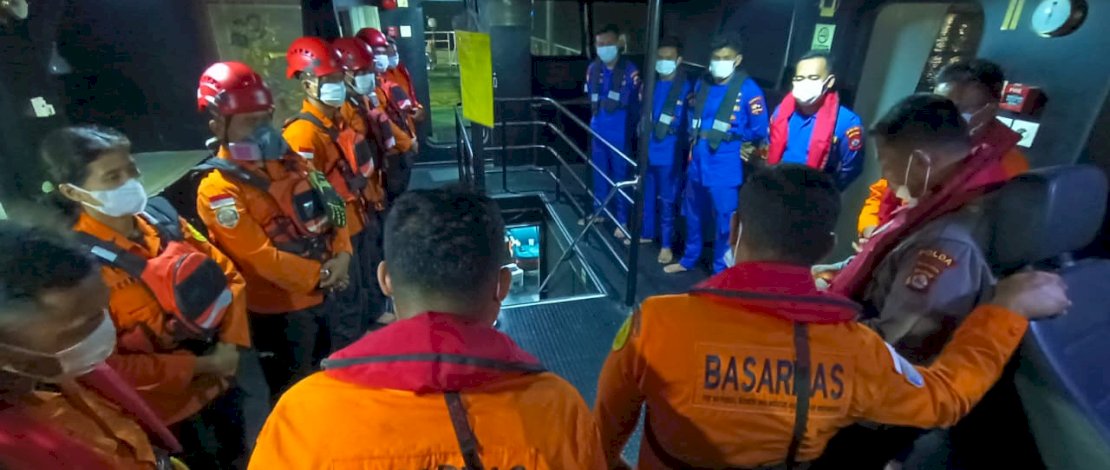 Polda Banten bantu pencarian 5 jurnalis yang hilang kontak saat menumpang kapal cepat ketika hendak melakukan peliputan aktivitas Gunung Anak Krakatau di Selat Sunda -dok. basarnas)--