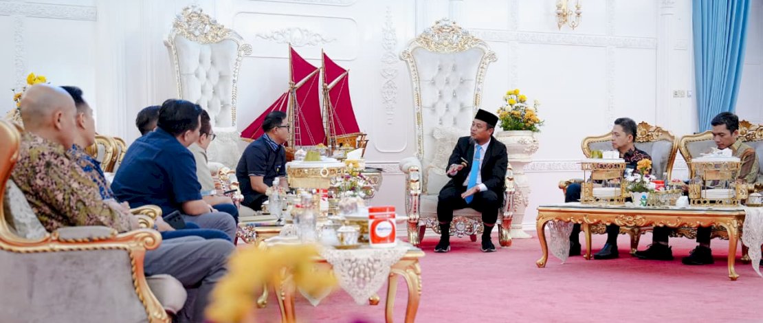 Gubernur Sulawesi Selatan, Andi Sudirman Sulaiman, enerima audiensi Executive General Manager (EGM) Pertamina Patra Niaga Regional Sulawesi, Deny Sukendar, beserta jajaran di Rumah Jabatan Gubernur Sulsel, Makassar, Kamis (10/9/2026).