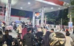 Malam-Malam Antrean BBM di Makassar Belum Surut, Motor Mengular hingga PLN Hertasning