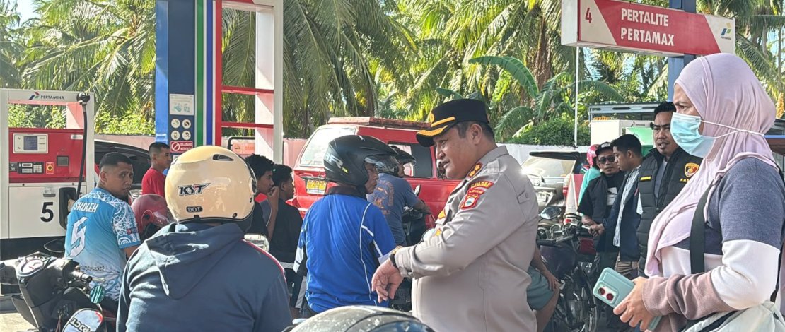 Kapolres Kepulauan Selayar, AKBP Didid Imawan, turun langsung memantau ketersediaan Bahan Bakar Minyak (BBM) di sejumlah Agen Pengisian Minyak dan Solar (APMS) di wilayah Kabupaten Kepulauan Selayar, Minggu, 13 September 2026.