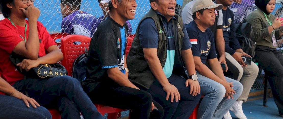 Bupati Luwu Timur, Irwan Bachri Syam, hadir langsung menyaksikan pertandingan perdana Turnamen Bola Voli Lampia Cup III Tahun 2026, di Lapangan Bola Voli Desa Harapan, Kecamatan Malili, Minggu, 13 September 2026