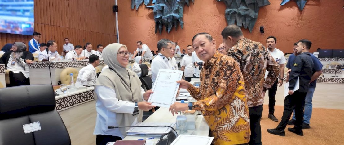 Anggota Komisi V DPR RI Fraksi Partai Golkar, Drs. Hamka B. Kady, M.S., menyerahkan langsung aspirasi masyarakat Kepulauan Tanakeke, Kabupaten Takalar, kepada Meike Kencanawulan Martawidjaja, S.T., M.D.M, Plt Dirjen Cipta Karya Kementerian PU.