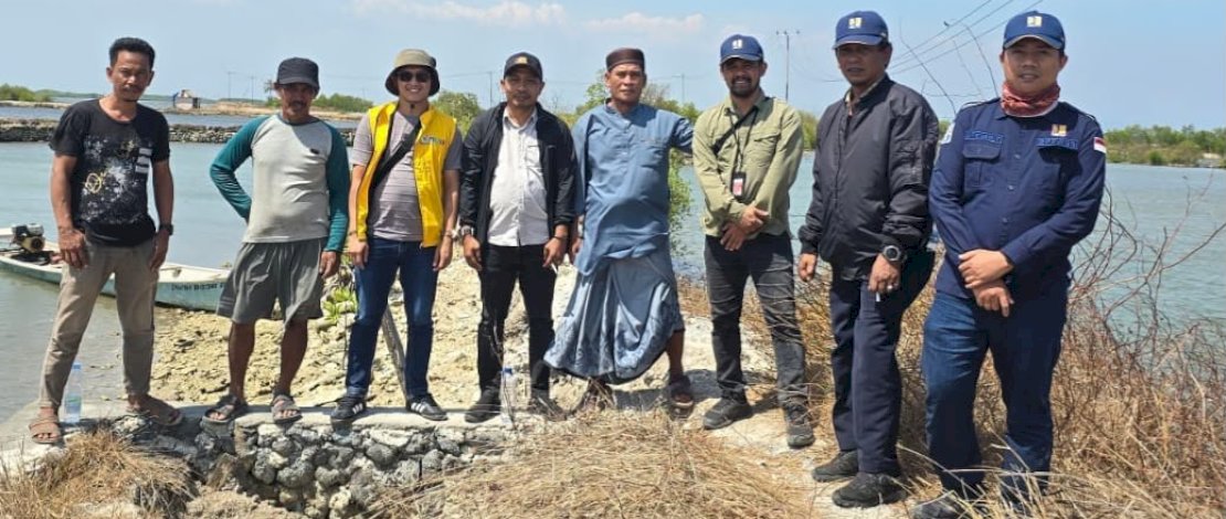 Anggota Komisi V DPR RI Fraksi Partai Golkar, Drs. Hamka B. Kady, M.S., menyerahkan langsung aspirasi masyarakat Kepulauan Tanakeke, Kabupaten Takalar, kepada Meike Kencanawulan Martawidjaja, S.T., M.D.M, Plt Dirjen Cipta Karya Kementerian PU.