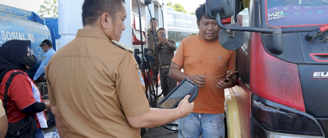 Bupati Luwu Timur, Irwan Bachri Syam, memantau langsung SPBU Ussu dan SPBU Malili, untuk memastikan penerapan sistem ganjil-genap berjalan tertib, antrean terkendali, serta masyarakat tidak resah terhadap ketersediaan BBM, Senin, 14 September 2026.