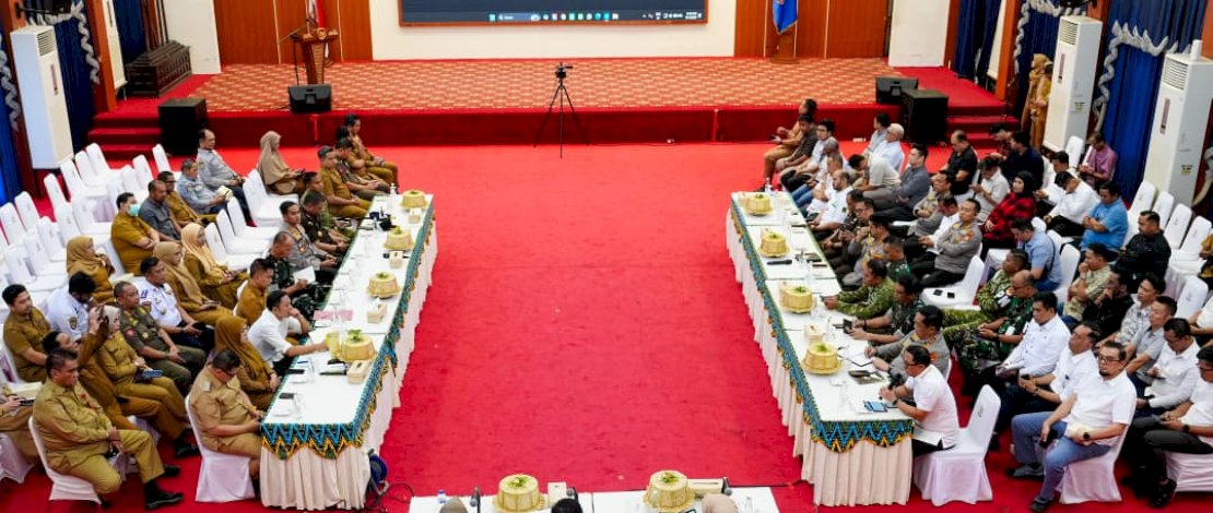 Gubernur Sulsel Andi Sudirman Sulaiman bersama Wakil Gubernur Sulsel Fatmawati Rusdi, Kapolda Sulsel Irjen Pol Djuhandhani, Ketua DPRD Sulsel Andi Rachmatika Dewi, unsur Forkopimda, Pertamina Patra Niaga Regional Sulawesi, dan Iswana Migas Sulsel melakukan evaluasi serta monitoring kebijakan penanganan antrean BBM.