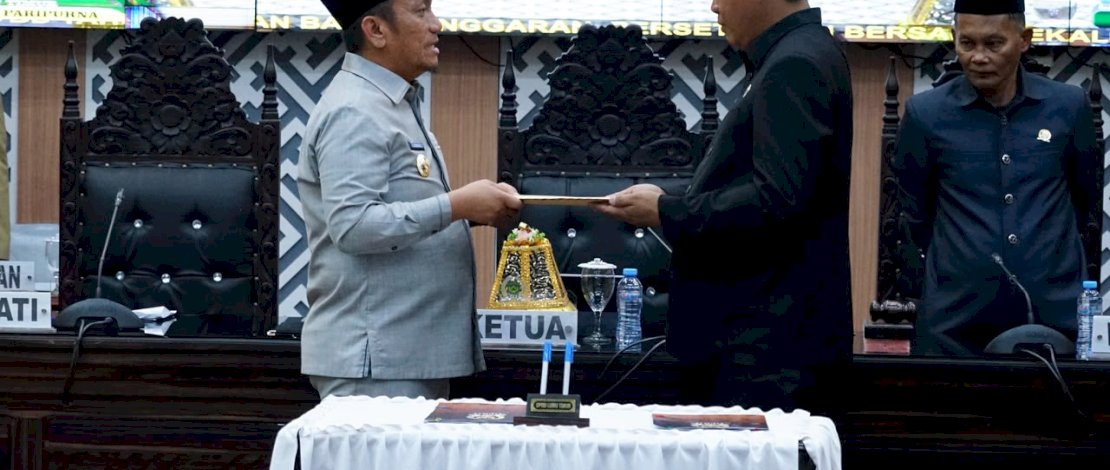 Bupati Luwu Timur, Irwan Bachri Syam, menyerahkan Ranperda tentang APBD Tahun Anggaran 2027 kepada DPRD, Senin, 14 September 2026.
