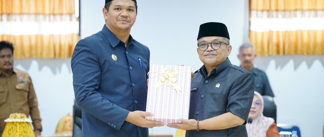 Bupati Bantaeng, Muh. Fathul Fauzy Nurdin, menyerahkan Ranperda APBD Perubahan 2026 dan dua Ranperda Strategis, pada Rapat Paripurna DPRD Bantaeng, Selasa, 15 September 2026.