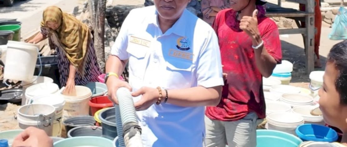 Anggota DPRD Sulawesi Selatan, Lukman B Kady, menyalurkan bantuan air bersih kepada warga Desa Bontomanai, Kecamatan Mangarabombang, Kabupaten Takalar, Senin, 14 September 2026.