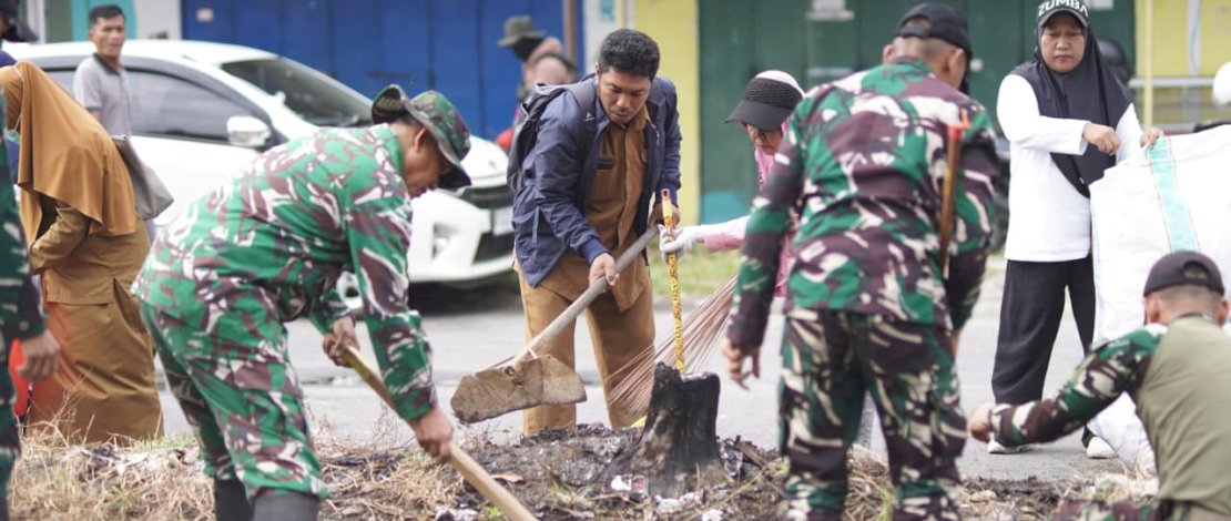 Pasar Sentral Masamba Dibersihkan, TNI-Pemkab Luwu Utara Kompak Gotong Royong