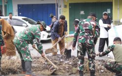 Pasar Sentral Masamba Dibersihkan, TNI-Pemkab Luwu Utara Kompak Gotong Royong
