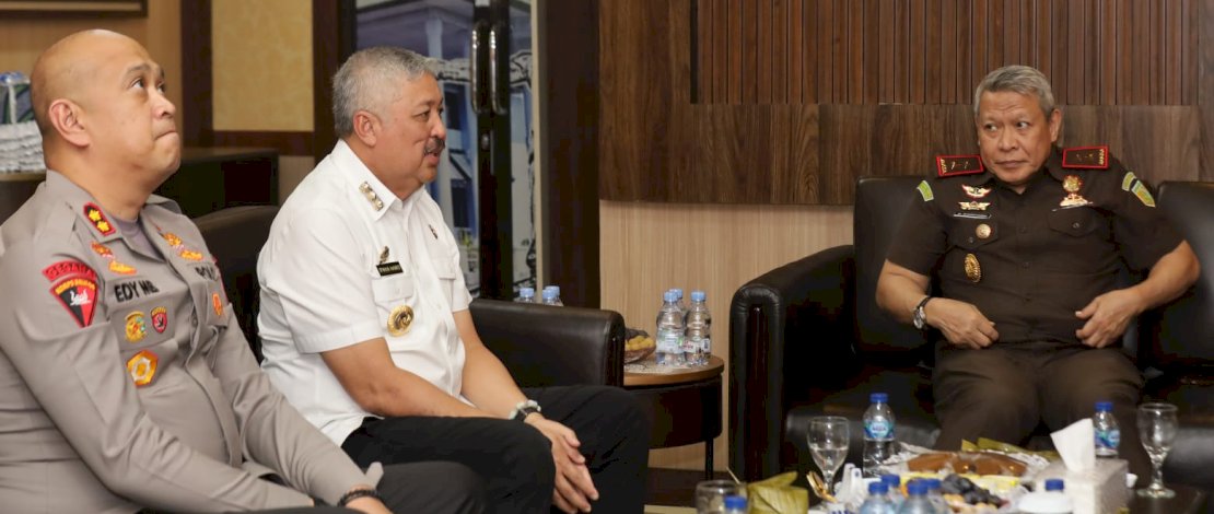 Bupati Pinrang Irwan Hamid bersama unsur Forum Koordinasi Pimpinan Daerah (Forkopimda) Kabupaten Pinrang menerima kunjungan kerja Muhammad Syarifuddin di Kantor Kejaksaan Negeri Pinrang, Rabu (16/9/2026).