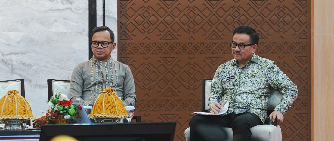 Sekretaris Daerah Provinsi Sulawesi Selatan Jufri Rahman memandu Rapat Koordinasi Percepatan Pertumbuhan Ekonomi se-Sulawesi yang diselenggarakan Kementerian Dalam Negeri Republik Indonesia di Ruang Pola Kantor Gubernur Sulsel, Jumat (18/9/2026).