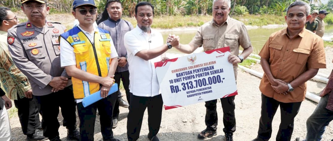 Gubernur Sulsel Serahkan Bantuan 10 Unit Pompa Ponton untuk Petani Pinrang, Atasi Kekeringan di Musim Tanam Sela