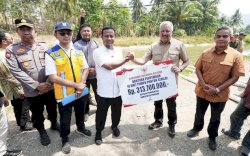 Gubernur Sulsel Serahkan Bantuan 10 Unit Pompa Ponton untuk Petani Pinrang, Atasi Kekeringan di Musim Tanam Sela