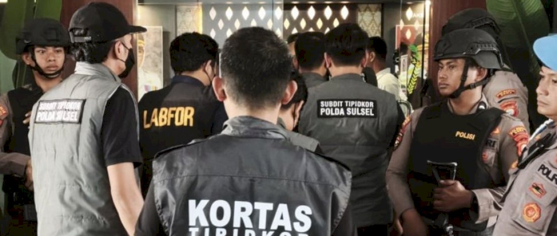 Tim gabungan tindak pidana korupsi bersiap memasuki ruangan sebelum menggeledah Kantor Bupati Gowa di Jalan Masjid Raya, Kabupaten Gowa, Sulawesi Selatan, Senin (21/9/2026). (Ist)