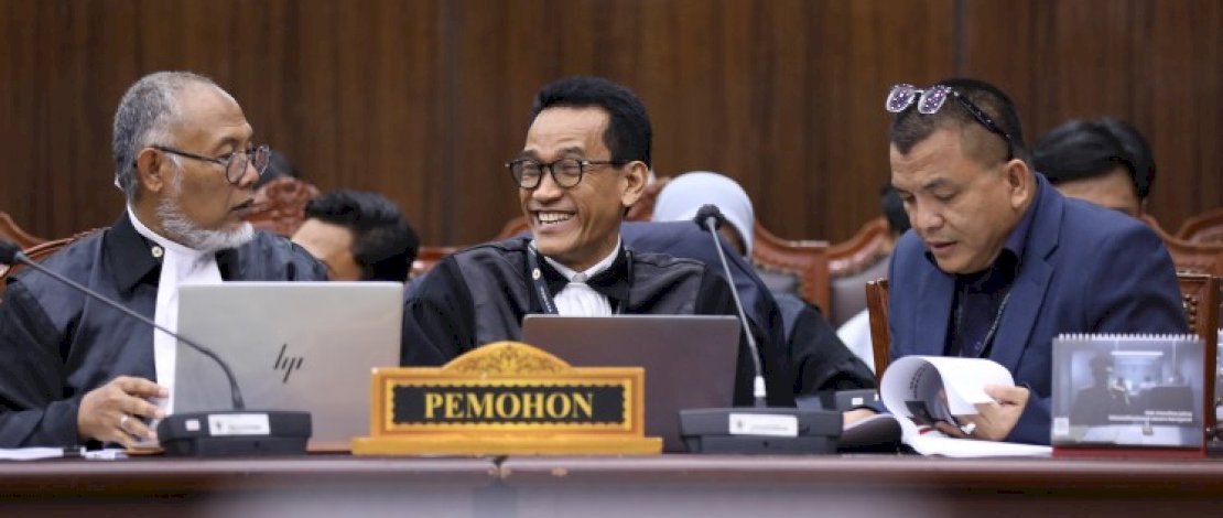 Pemohon Denny Indrayana bersama Kuasa Hukumnya Bambang Widjojanto dan Refly Harun saat mengikuti sidang pemeriksaan pendahuluan permohonan Perselisihan Hasil Pemilihan Umum, Senin (21/09) di Ruang Sidang MK. Foto Humas/Ifa.