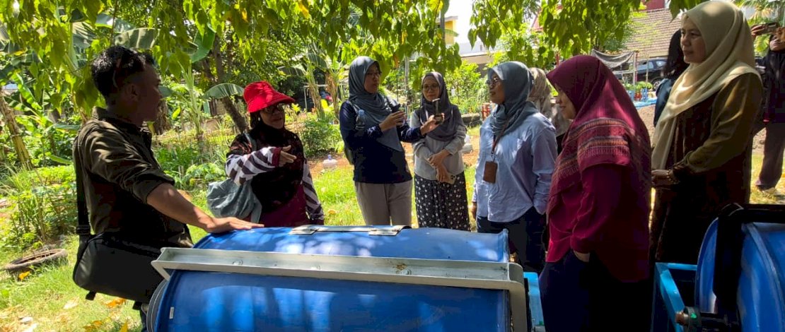 Dosen Universiti Teknologi MARA (UiTM) Malaysia, Ir. Ts. Dr. Maizatul dan tim, melihat langsung proses pengelolaan sampah organik dan kegiatan urban farming Kelompok Wanita Tani (KWT) Asal Mula, RW 05, Kelurahan Tamalanrea Indah, Makassar, Selasa (22/9/2026).