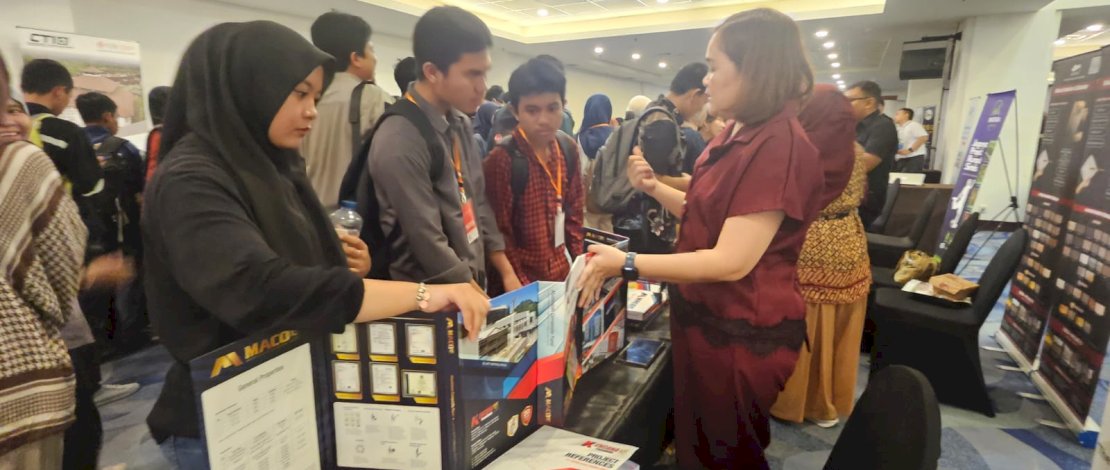 Pengunjung menghadiri BuildNext One Day Exhibition di Makassar, Kamis (24/9/2026). Pameran yang mempertemukan pelaku industri bahan bangunan, konstruksi, dan properti ini mencatat jumlah pengunjung melampaui target awal penyelenggara.

