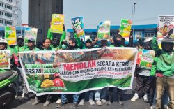 Tolak Perubahan Status Jadi Pekerja, Ratusan Ojol Demo di DPRD Sulsel