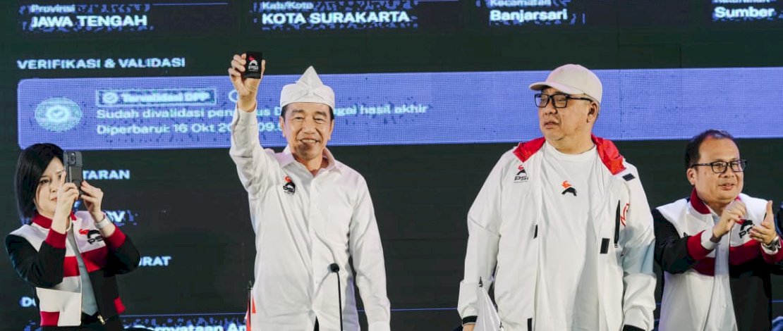 Jokowi memperlihatkan Kartu Tanda Anggota (KTA) PSI miliknya di hadapan ratusan kader.