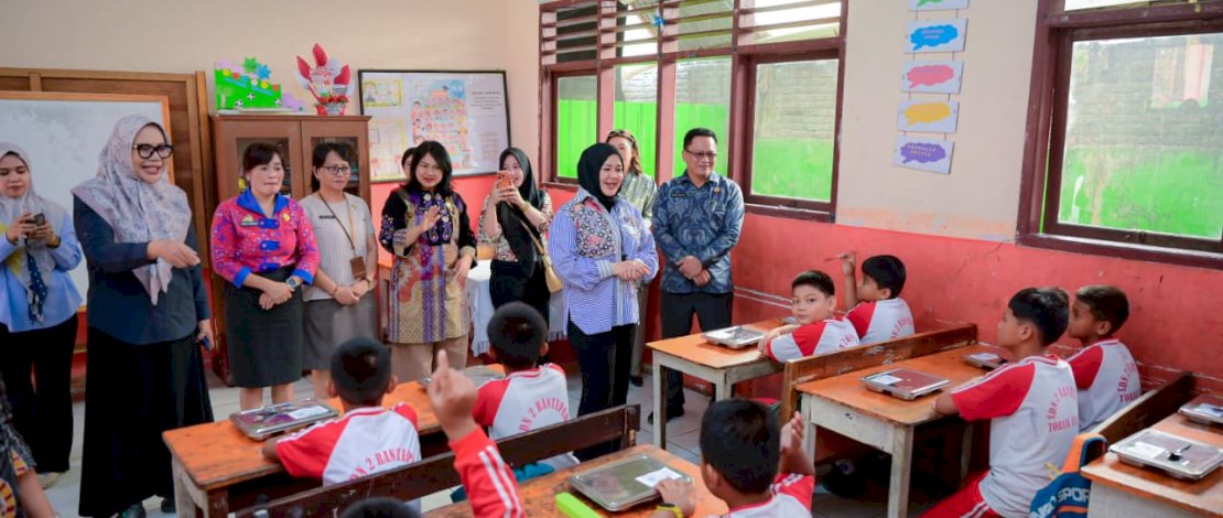 Wakil Gubernur Sulawesi Selatan Fatmawati Rusdi meninjau pelaksanaan Program Makan Bergizi Gratis (MBG) di SD Negeri 2 Rantepao dan menyaksikan pemberian tablet tambah darah kepada siswi SMP Negeri 1 Rantepao, Kabupaten Toraja Utara, Jumat (25/9/2026).