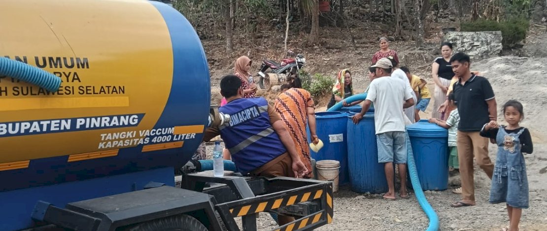 Sejumlah Wilayah di Pinrang Alami Penyusutan Debit Air, Pemkab Kirim Air Bersih Ke Lokasi Warga