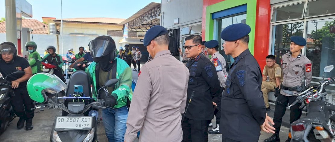 Brimob Polda Sulsel dan Garuda Asta Cita Bagikan 1.000 Liter Pertalite Gratis untuk Ojol dan Warga Makassar