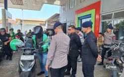 Brimob Polda Sulsel dan Garuda Asta Cita Bagikan 1.000 Liter Pertalite Gratis untuk Ojol dan Warga Makassar