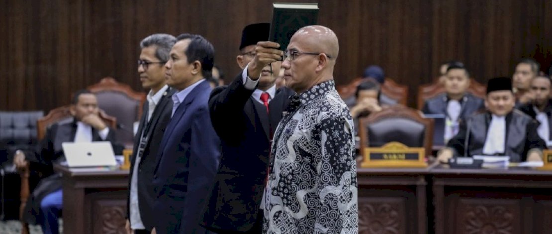 Hasyim Asy&rsquo;ari Saksi Termohon bersama Agus Riwanto dan Khairul Fahmi Ahli dari Termohon diambil sumpahnya dihadapan majelis untuk memberikan keterangan pada sidang lanjutan sengketa Perselisihan Hasil Pemilihan Umum Presiden dan Wakil Presiden, Kamis (02/10) di Ruang Sidang MK. Foto Humas MK/Ramadhan.